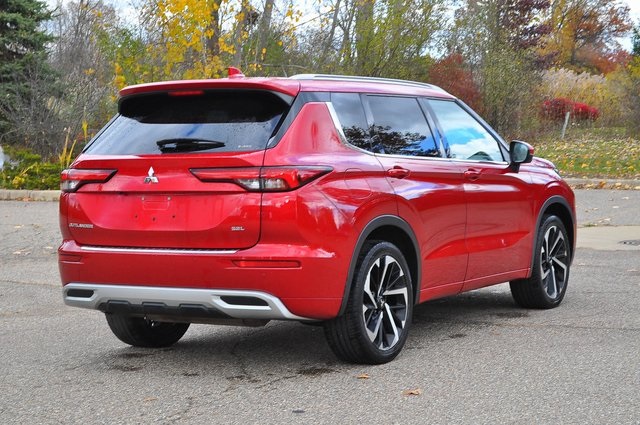 2022 Mitsubishi Outlander SEL photo 3