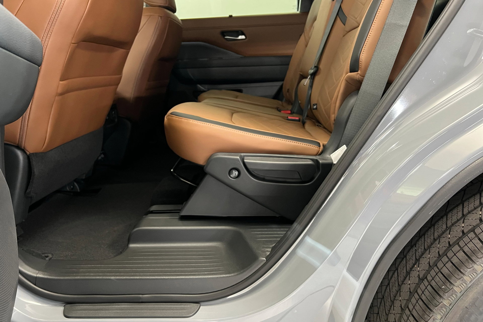 2025 Nissan Pathfinder Platinum photo 21