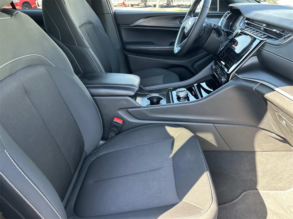 2025 Jeep Grand Cherokee Laredo photo 14