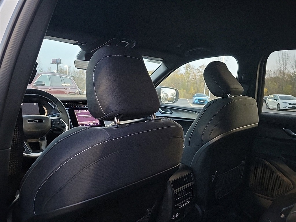 2025 Jeep Grand Cherokee Laredo photo 11