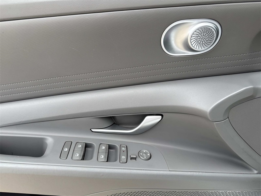 2024 Hyundai Elantra SE photo 17