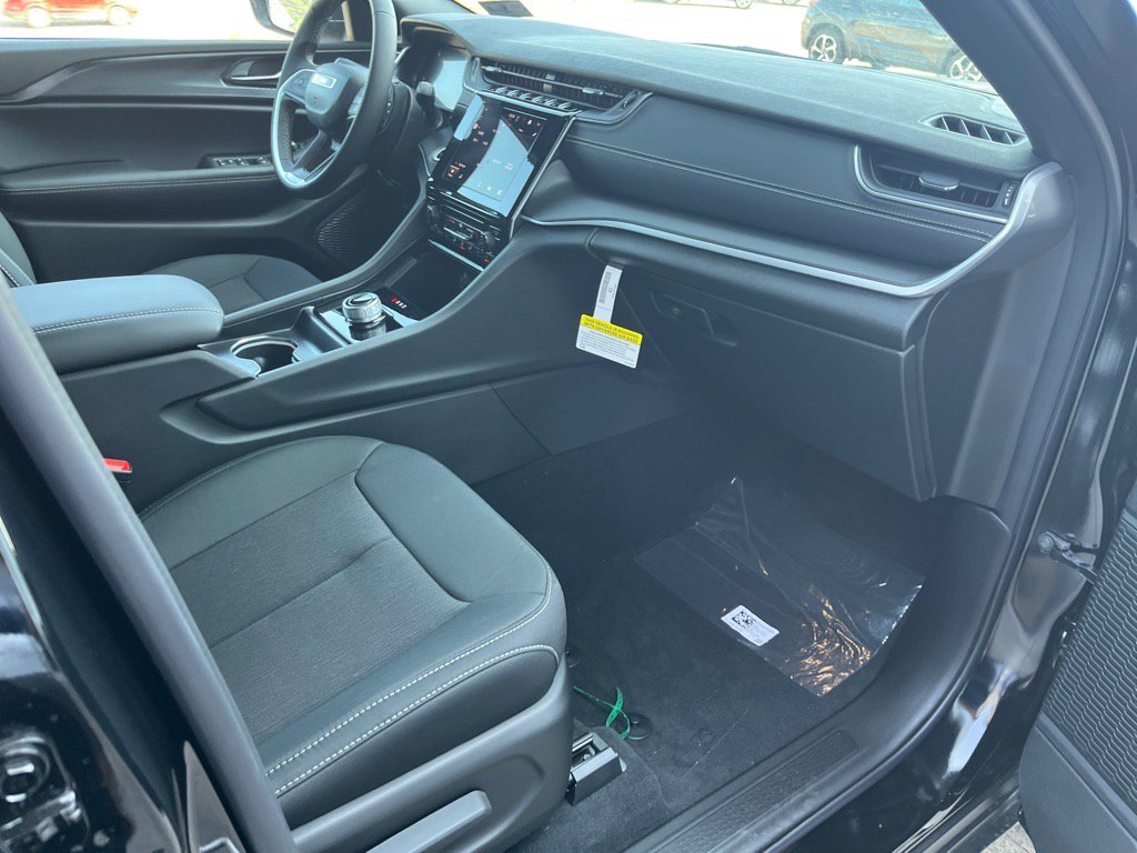 2025 Jeep Grand Cherokee Laredo Altitude photo 19