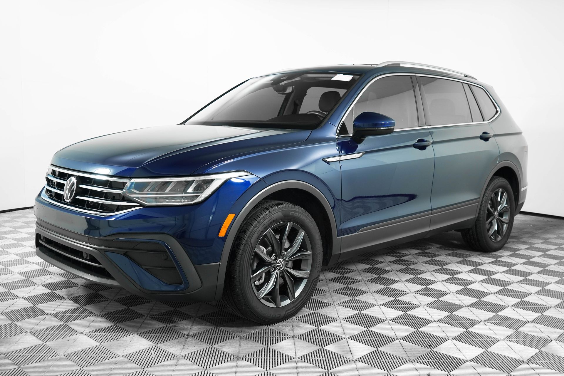 2022 Volkswagen Tiguan SE photo 2