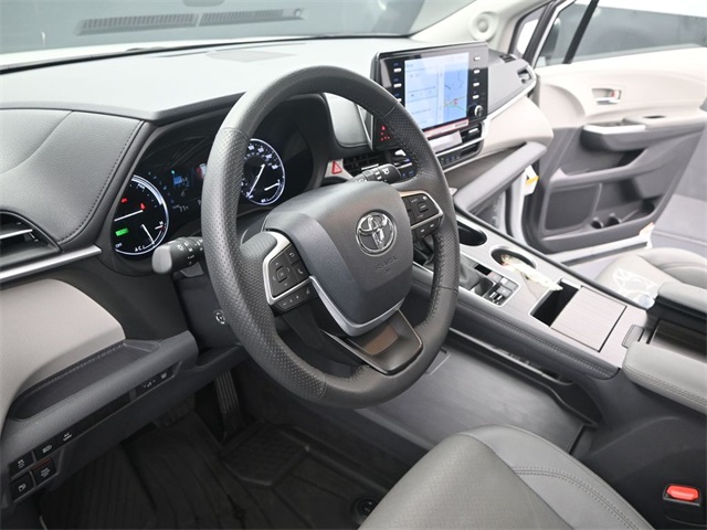 2024 Toyota Sienna Limited photo 4
