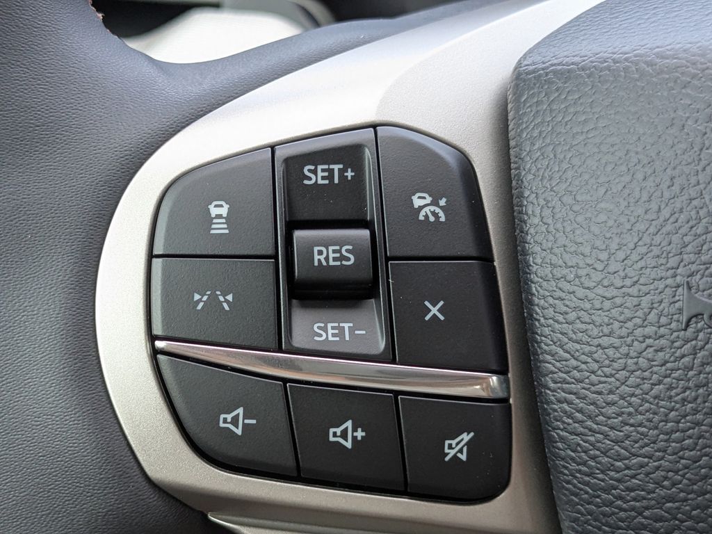 2025 Ford Explorer photo 25