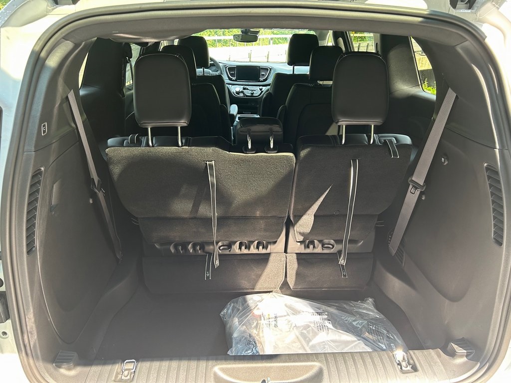 2026 Chrysler Pacifica photo 15