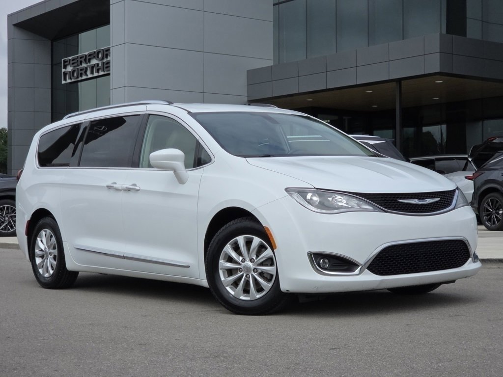 Used 2018 Chrysler Pacifica Touring L with VIN 2C4RC1BGXJR235060 for sale in Fort Wright, KY