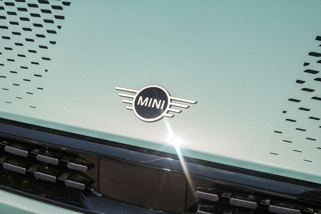 2026 Mini Cooper 2 Door Hardtop S Iconic photo 9