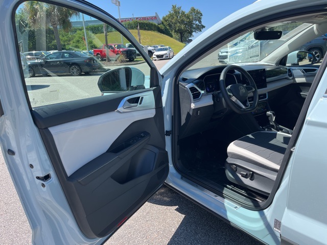 2025 Volkswagen Taos SE photo 3