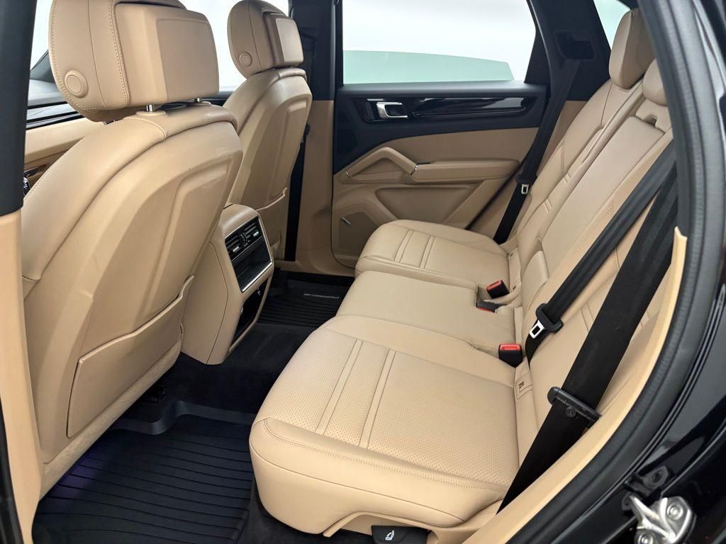 2022 Porsche Cayenne Base photo 24