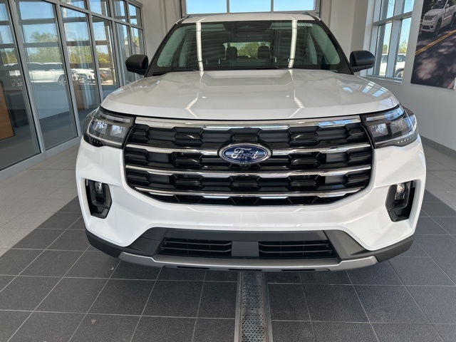 2025 Ford Explorer photo 2