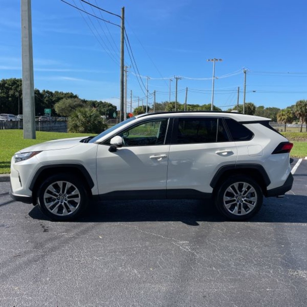 2022 Toyota RAV4 XLE Premium photo 3