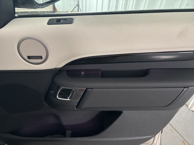 2025 Land Rover Discovery S photo 30