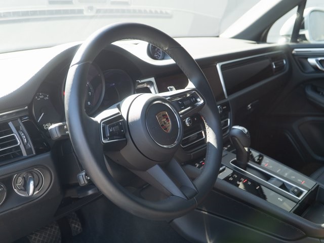 2025 Porsche Macan Base photo 4