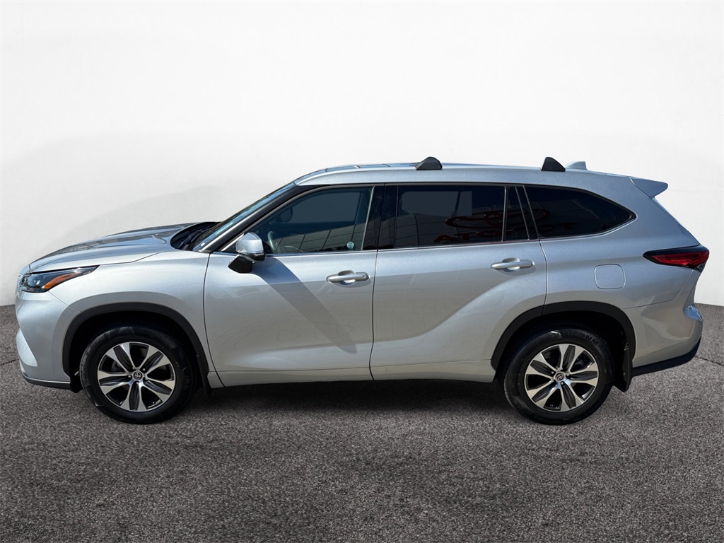 2022 Toyota Highlander XLE photo 3