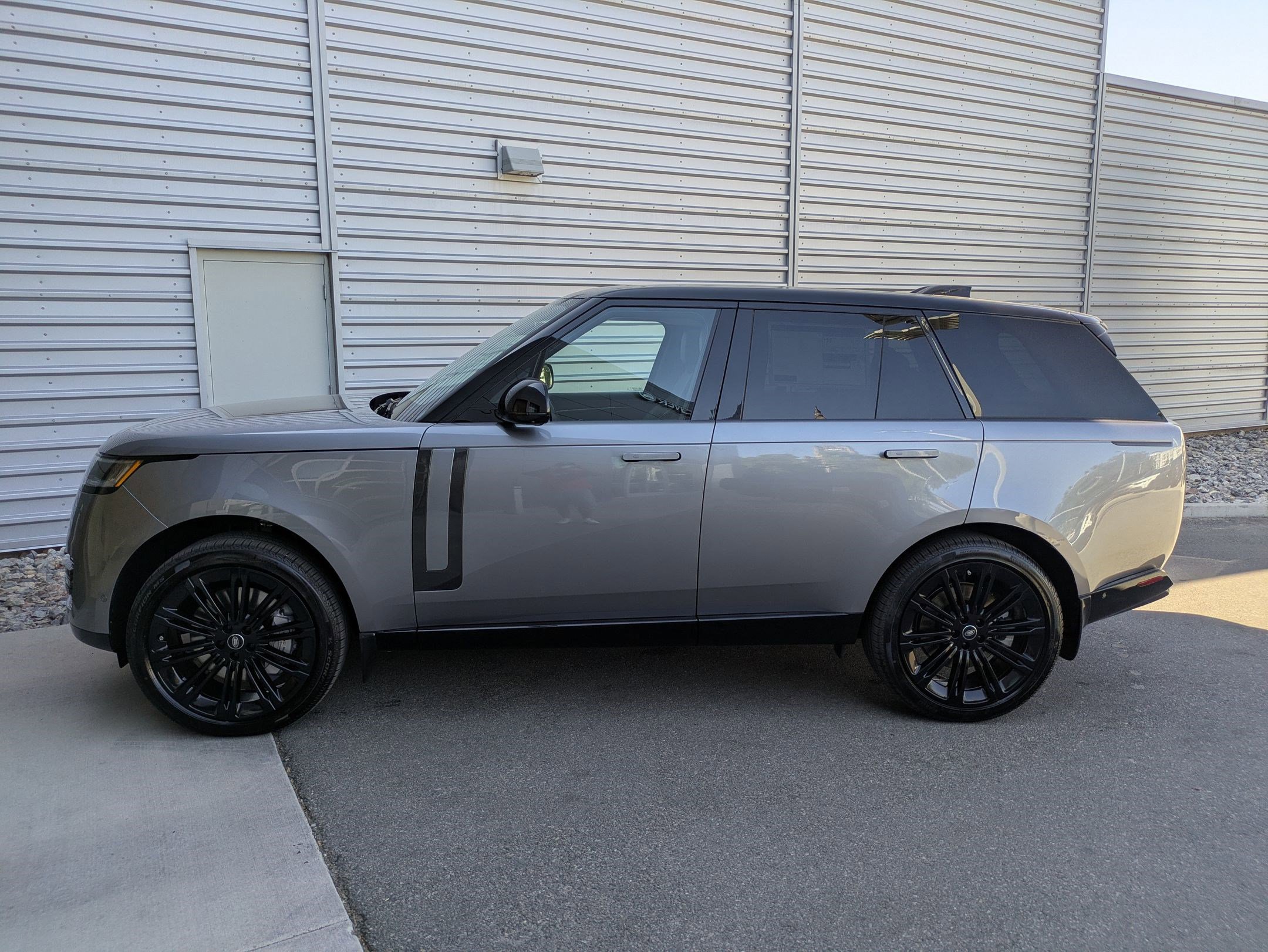 2025 Land Rover Range Rover SE photo 2