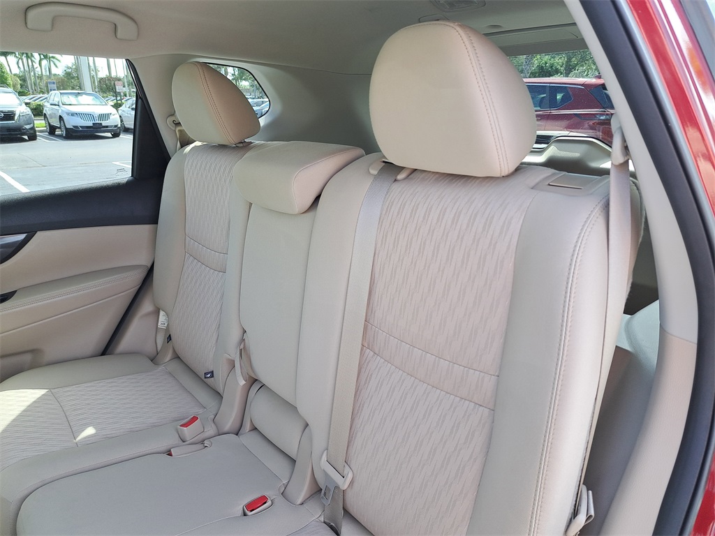 2018 Nissan Rogue SV photo 11