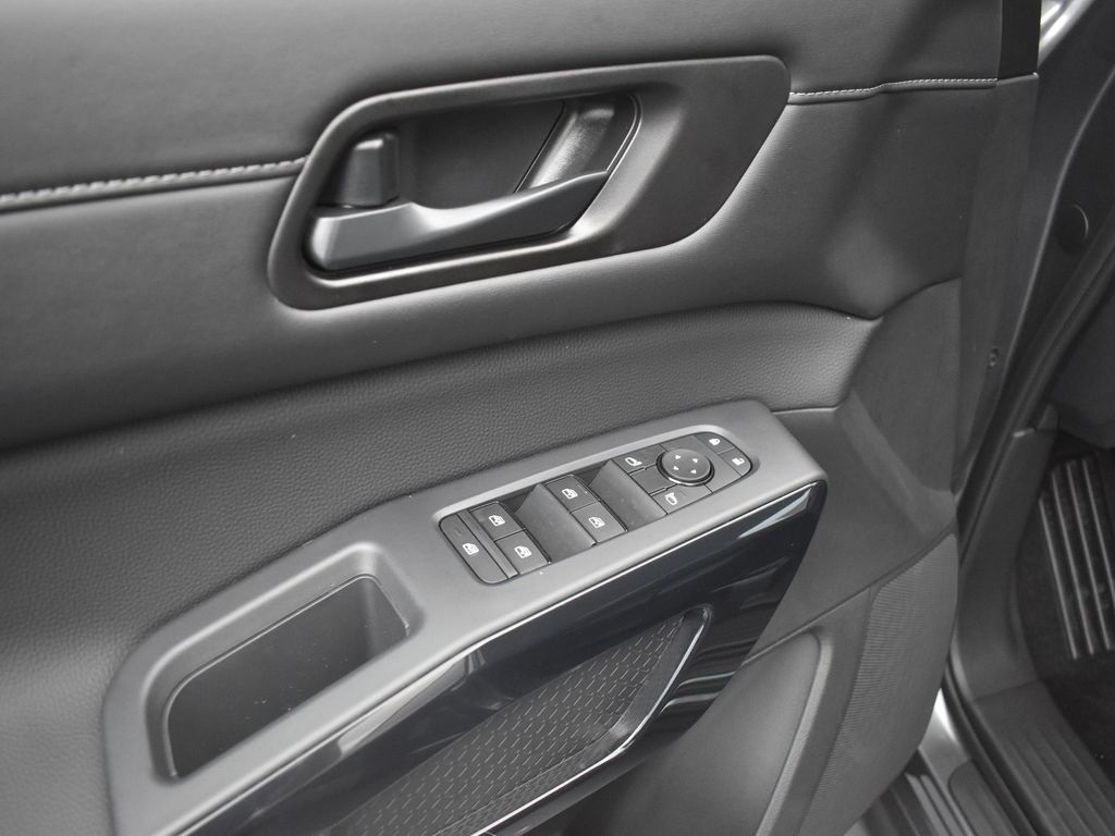 2025 Nissan Pathfinder S photo 28