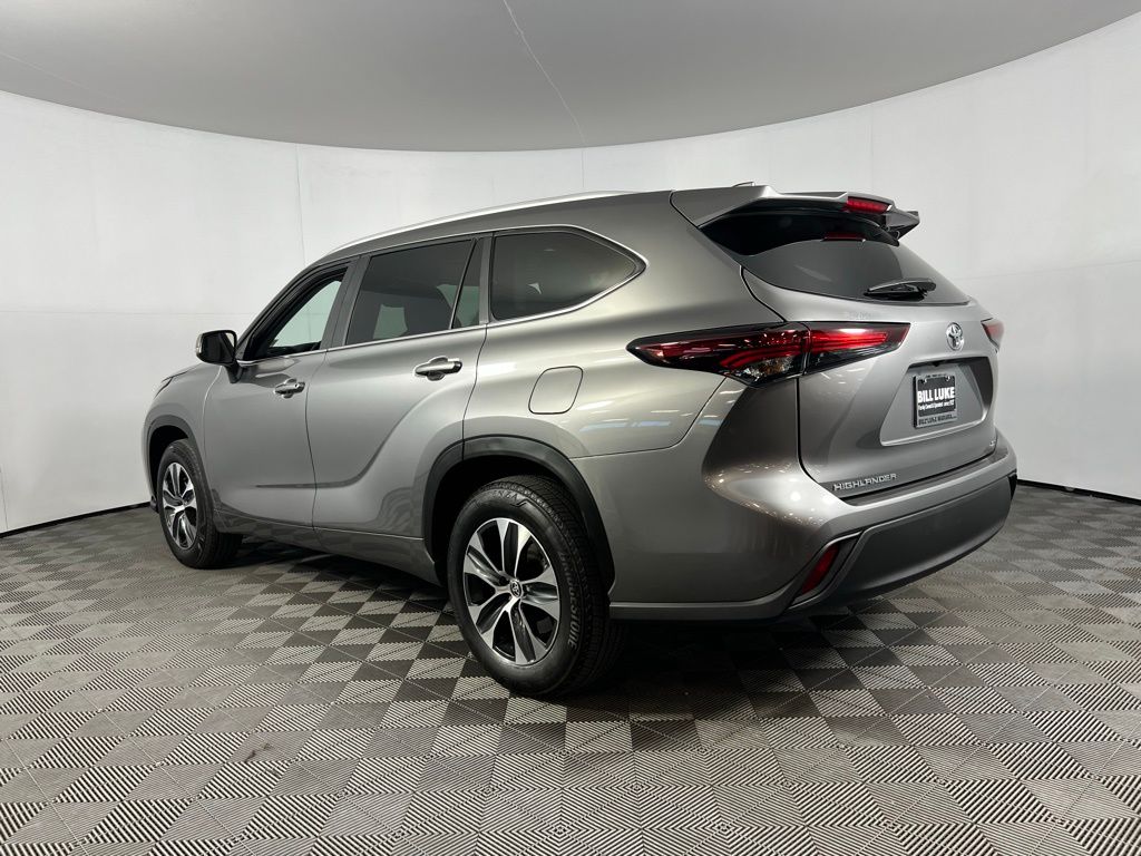 2025 Toyota Highlander XLE photo 2