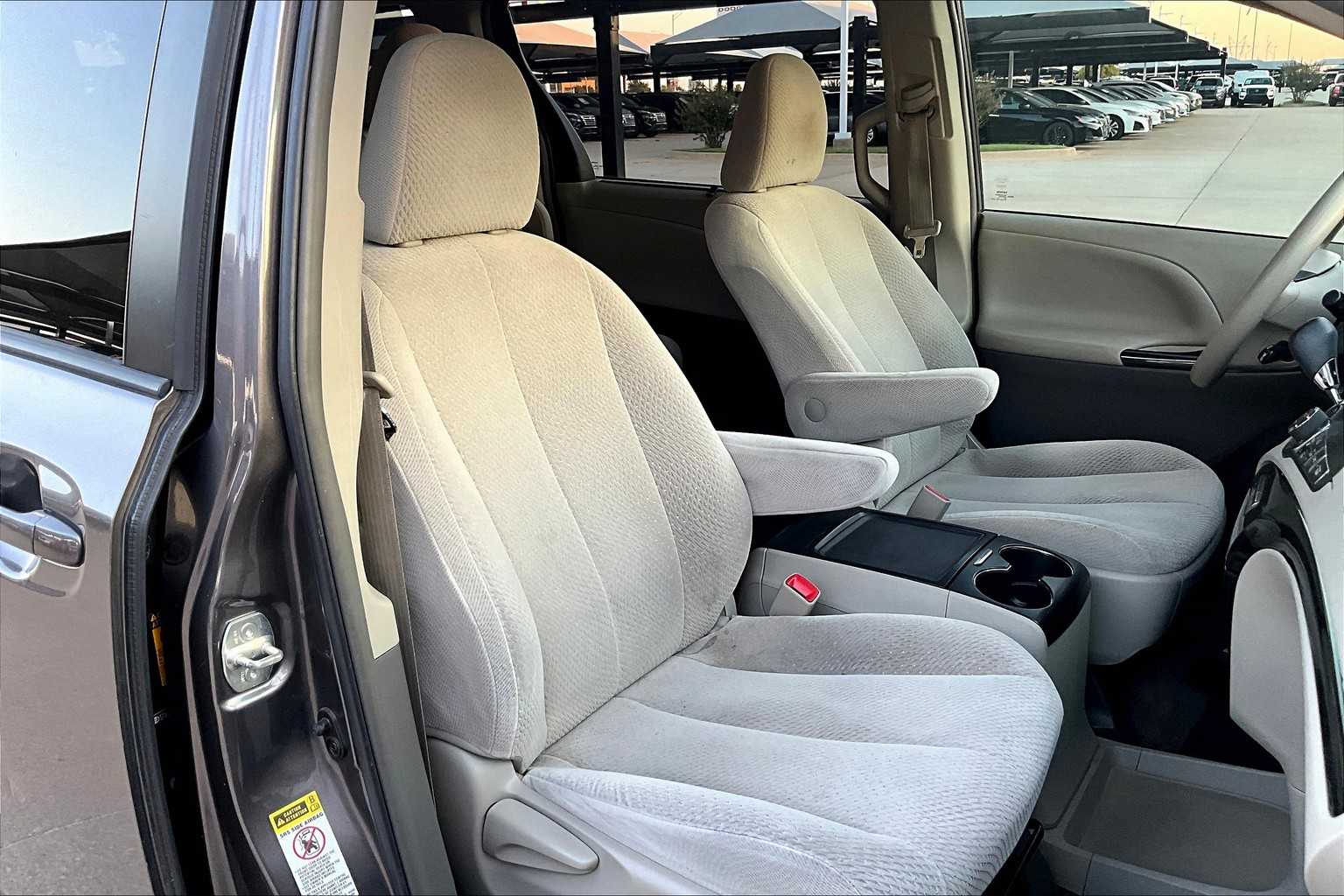 2013 Toyota Sienna LE photo 8