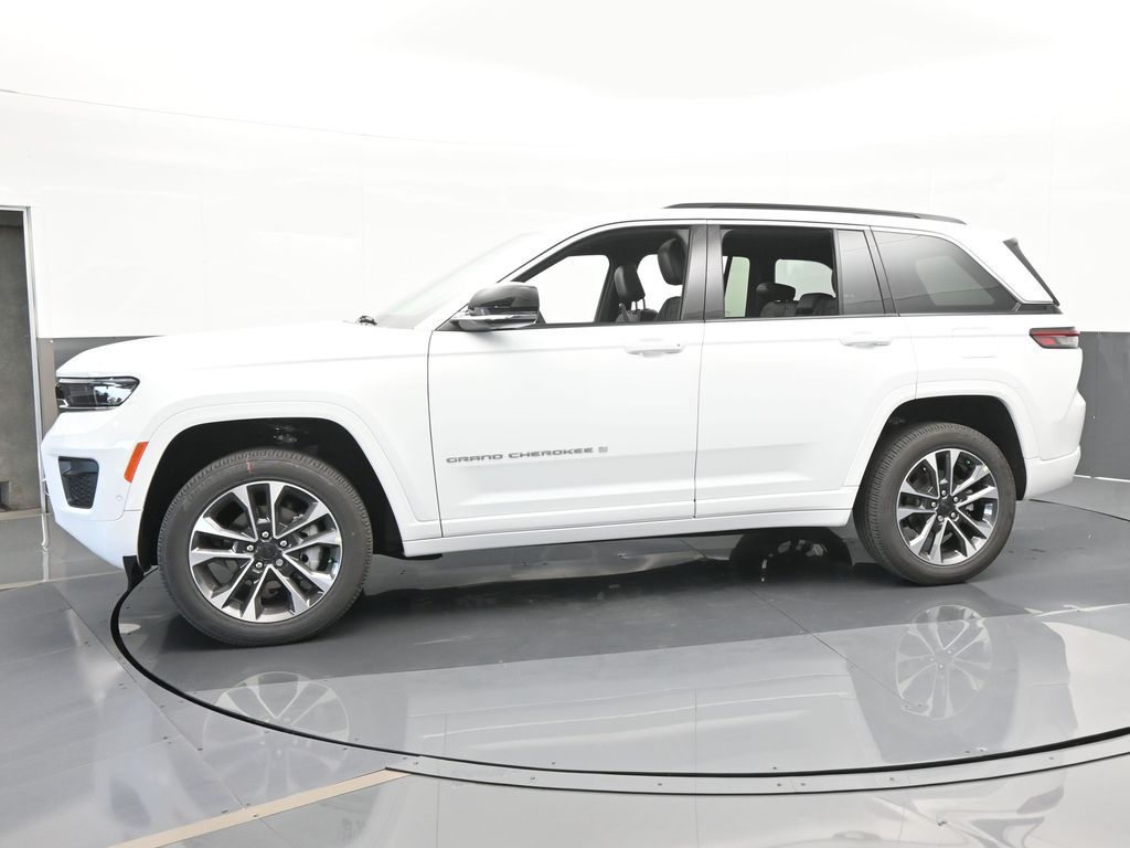 2024 Jeep Grand Cherokee Overland photo 2