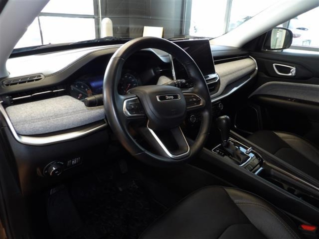 2022 Jeep Compass Latitude Lux photo 19