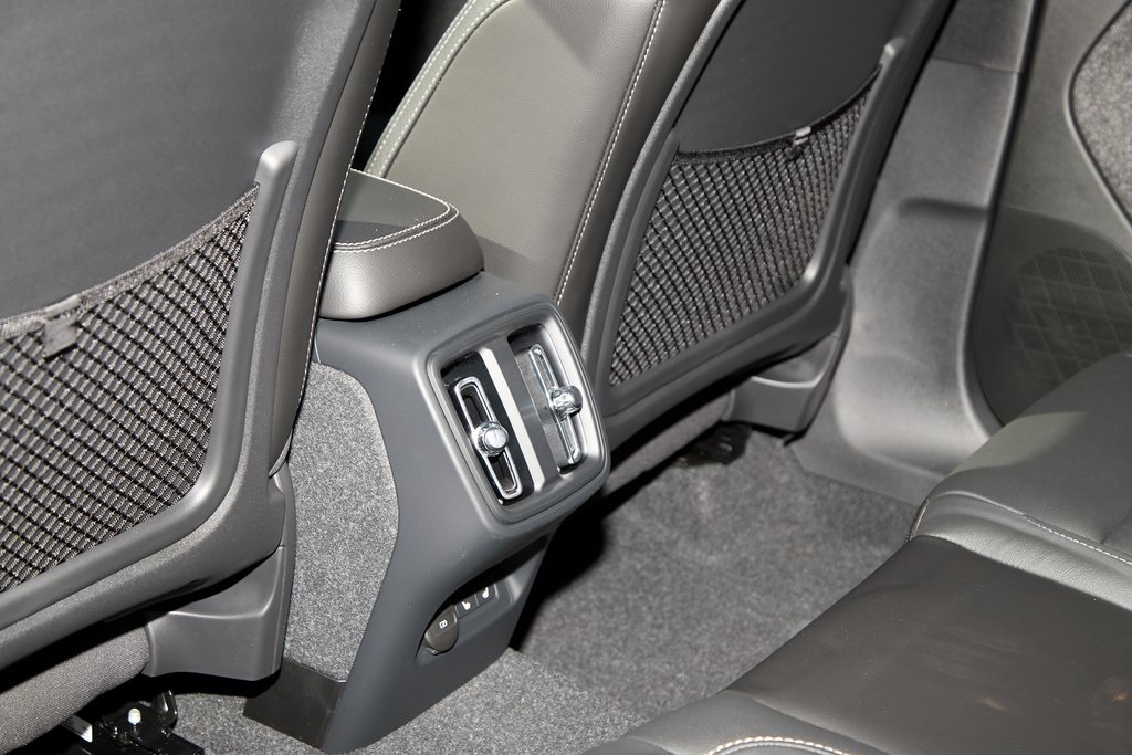 2025 VOLVO XC40 - Image 19