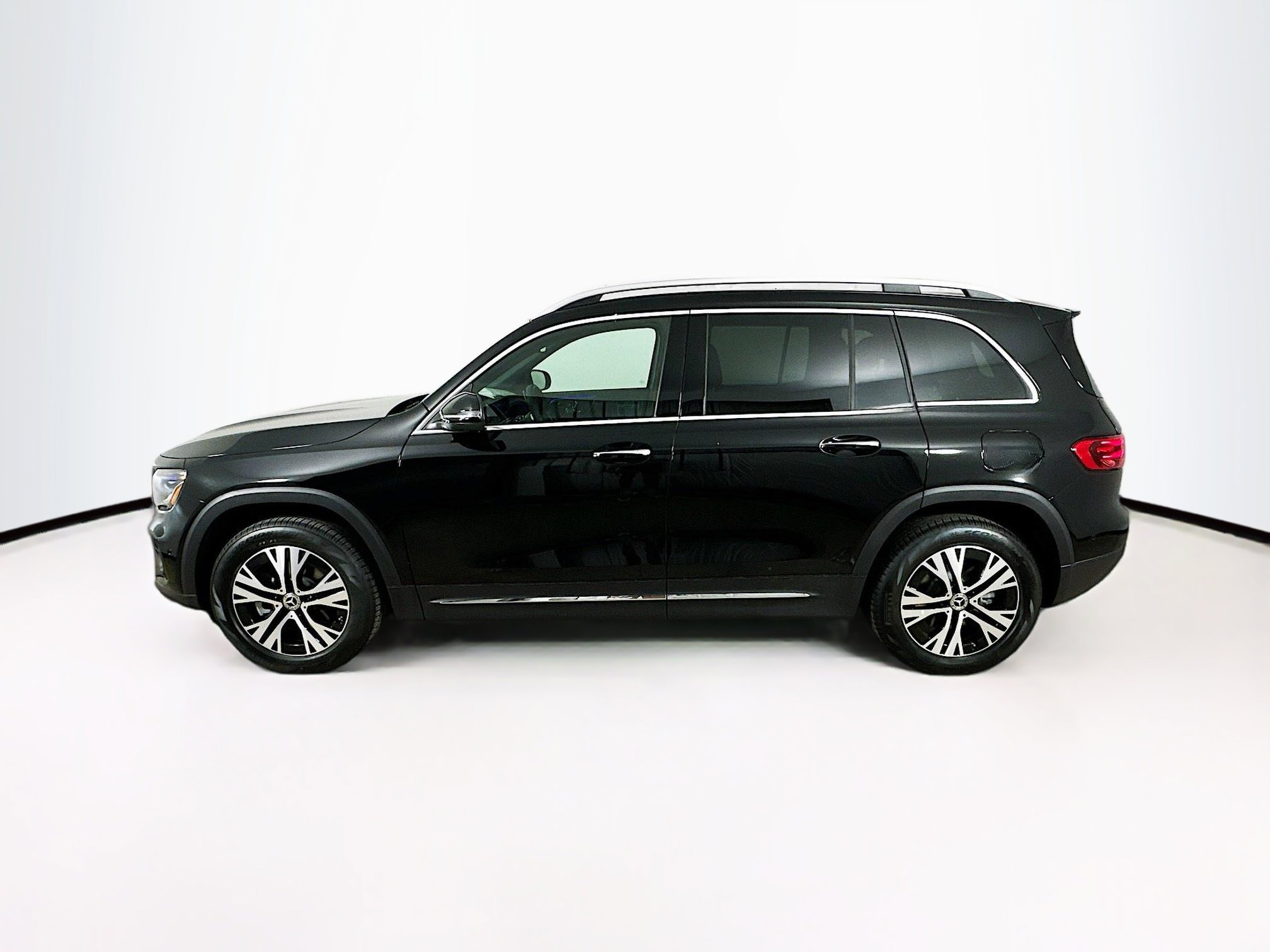 2025 Mercedes Benz GLB 250 4MATIC photo 2