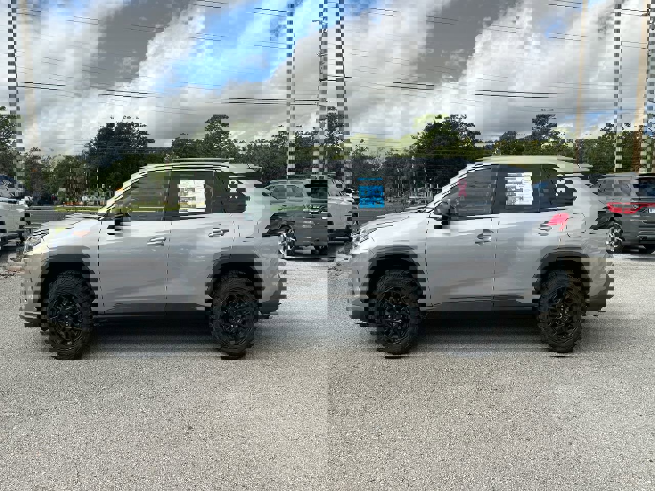 2022 Toyota RAV4 LE photo 3