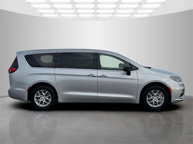 2026 Chrysler Pacifica photo 4