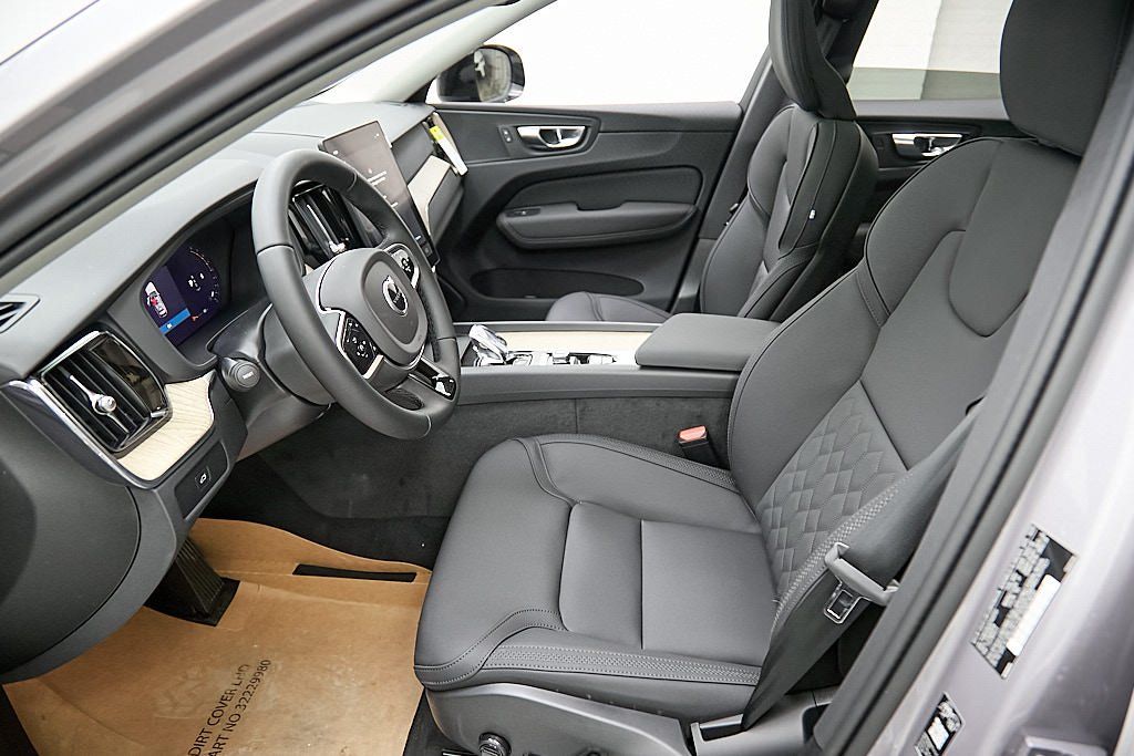 2026 VOLVO XC60 - Image 13