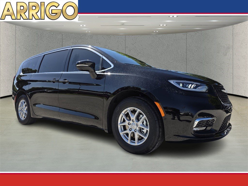 2025 Chrysler Pacifica Select's photo