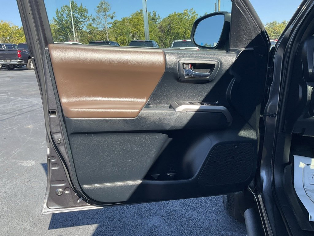 2016 Toyota Tacoma Limited photo 10