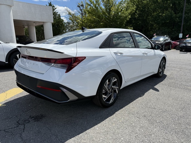 2025 Hyundai Elantra SEL Sport photo 3