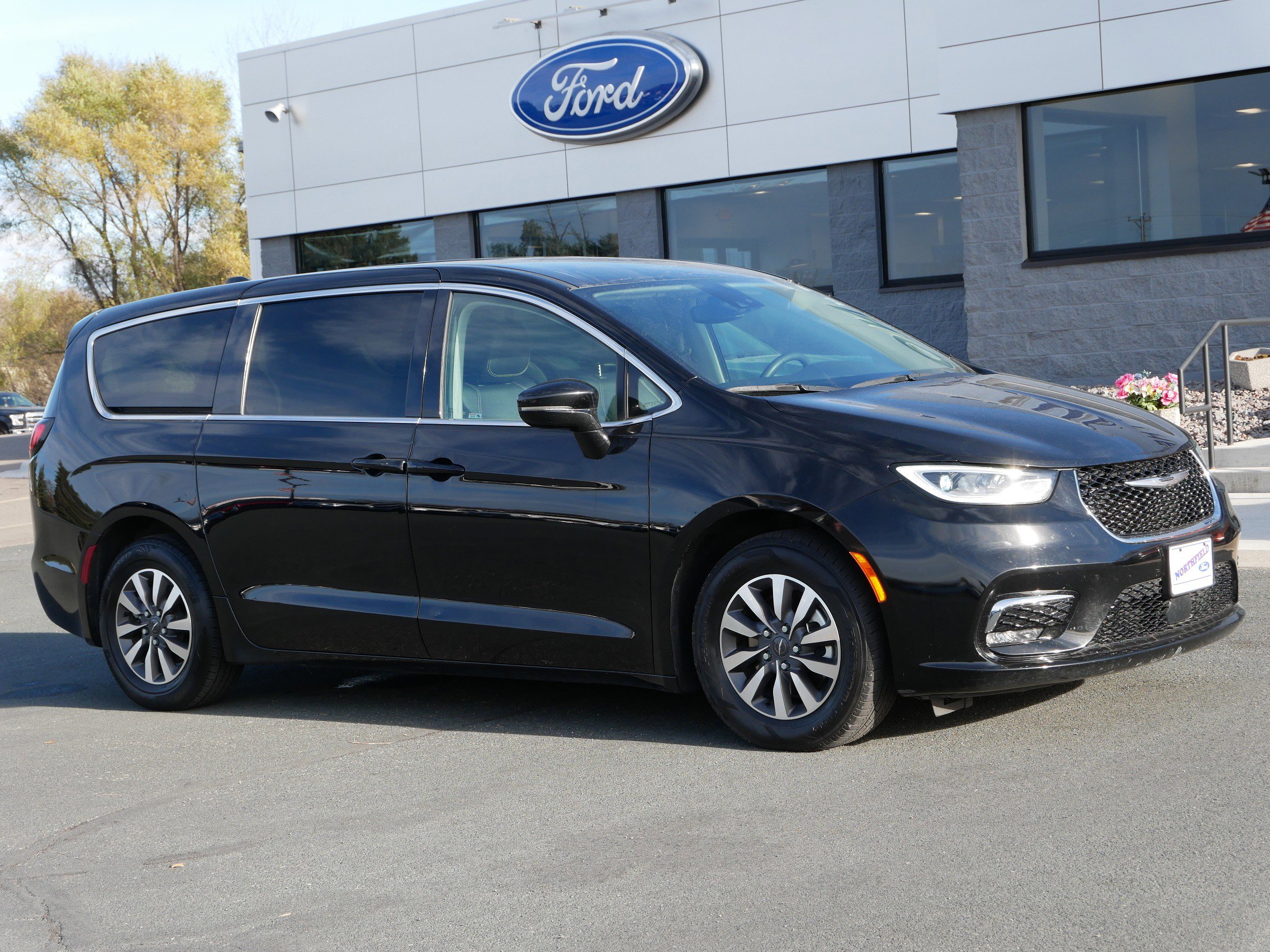 Used 2024 Chrysler Pacifica PHEV Select with VIN 2C4RC1S72RR144828 for sale in Northfield, Minnesota