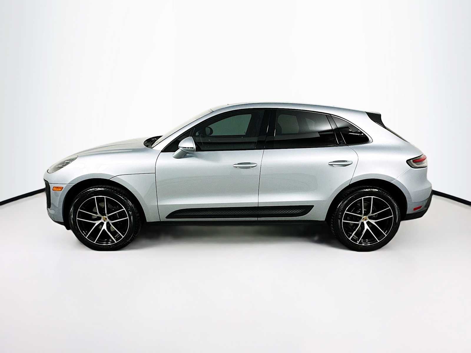 2025 Porsche Macan T photo 2