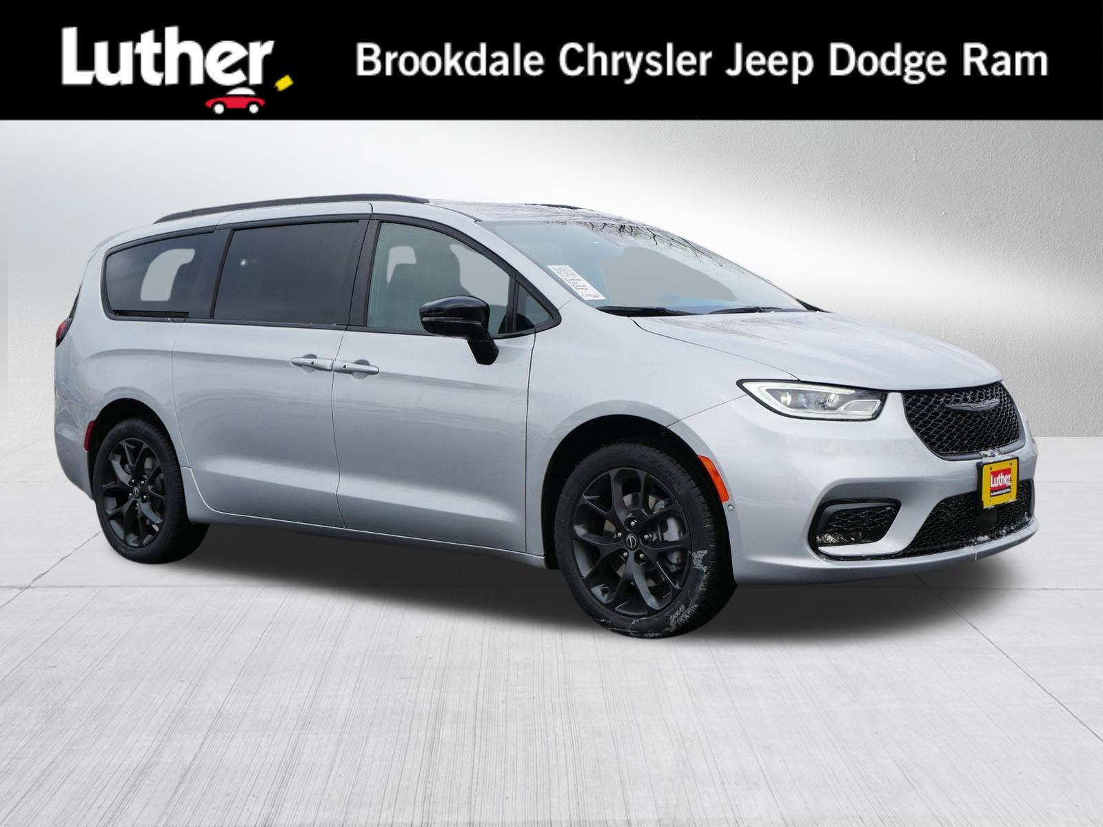 2026 Chrysler Pacifica Select's photo