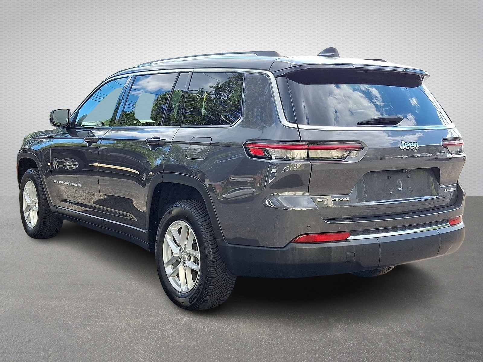 2022 Jeep Grand Cherokee Laredo photo 2