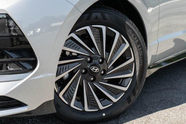 2025 Hyundai Sonata Hybrid SEL photo 2