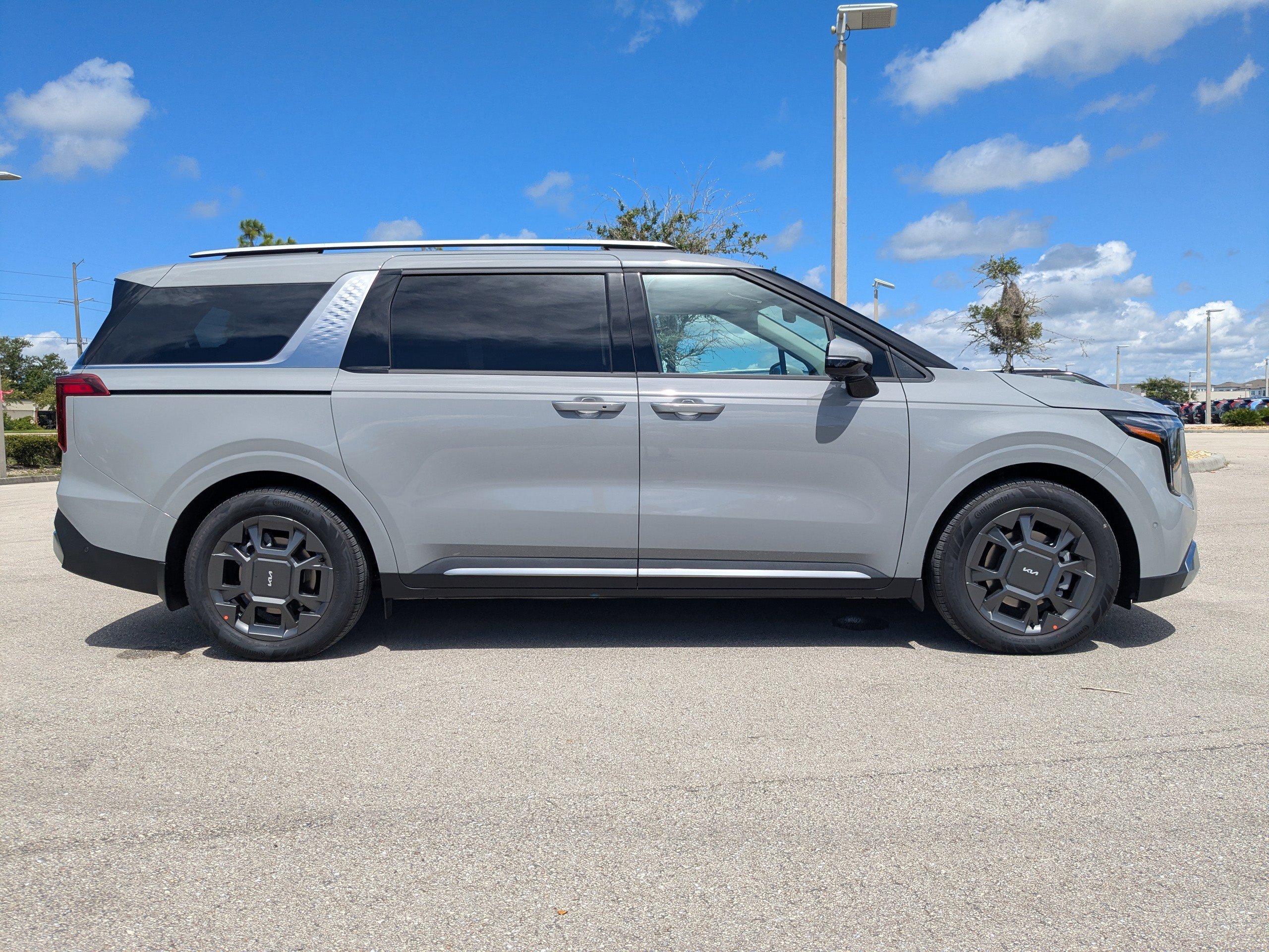 2026 Kia Carnival SX photo 2