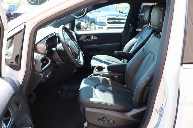 2025 Chrysler Pacifica photo 9