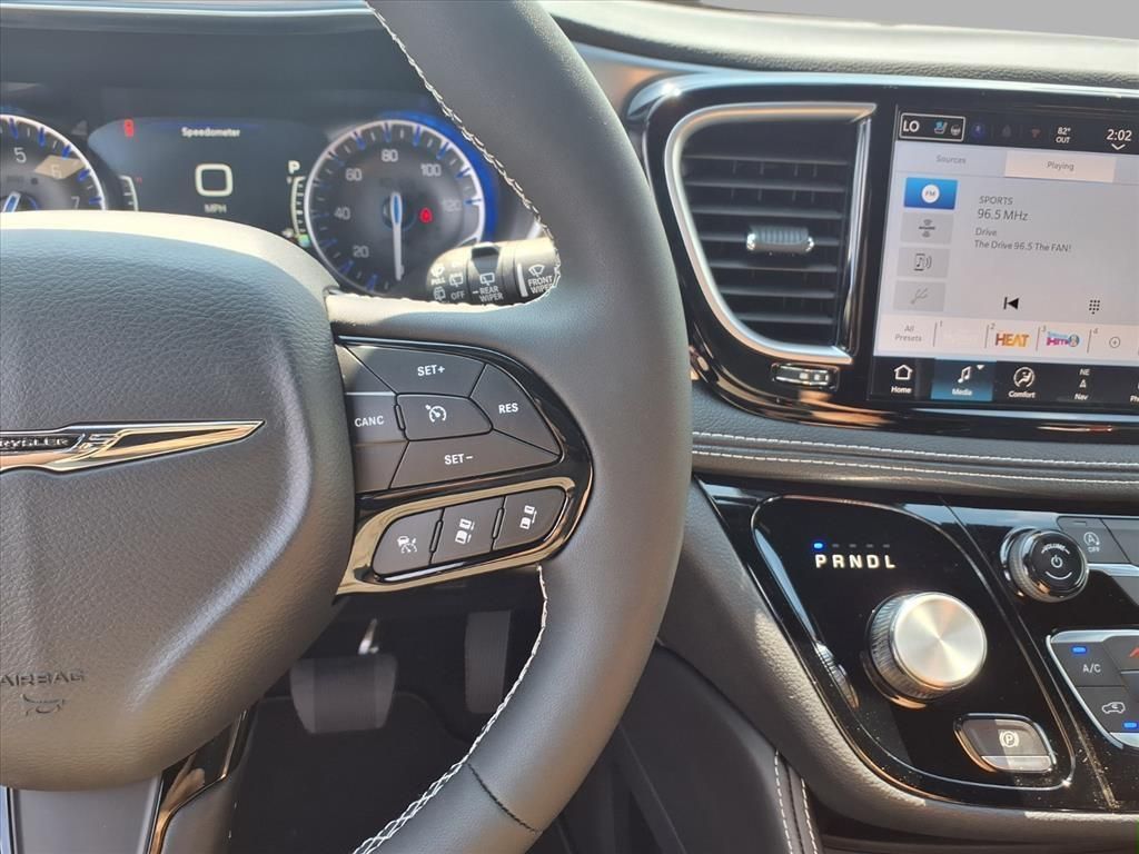 2026 Chrysler Pacifica Limited photo 9