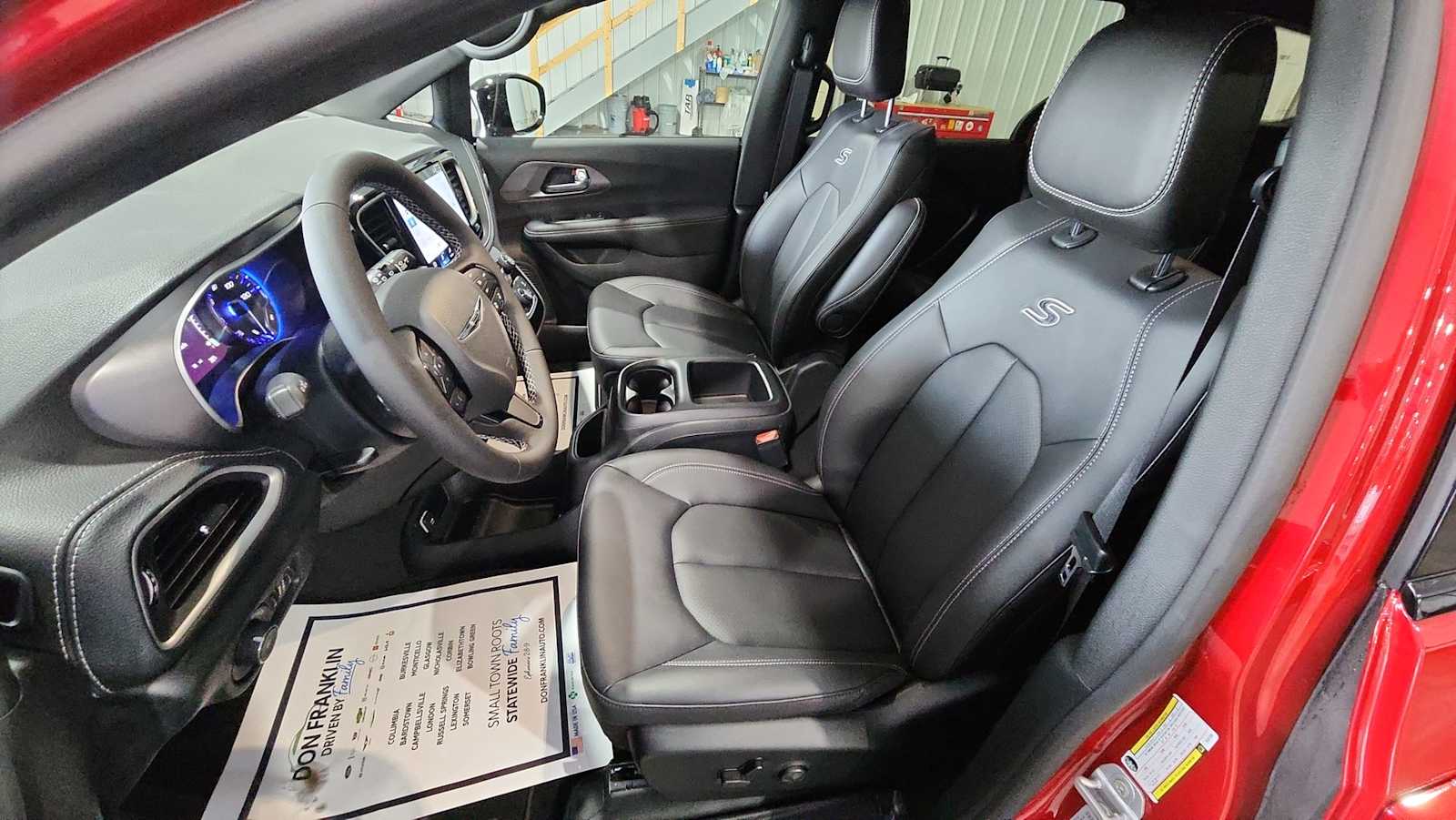 2026 Chrysler Pacifica photo 15