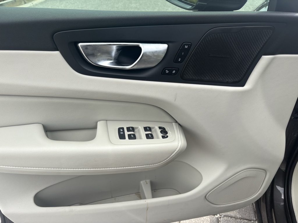2022 Volvo XC60 B5 Inscription photo 15