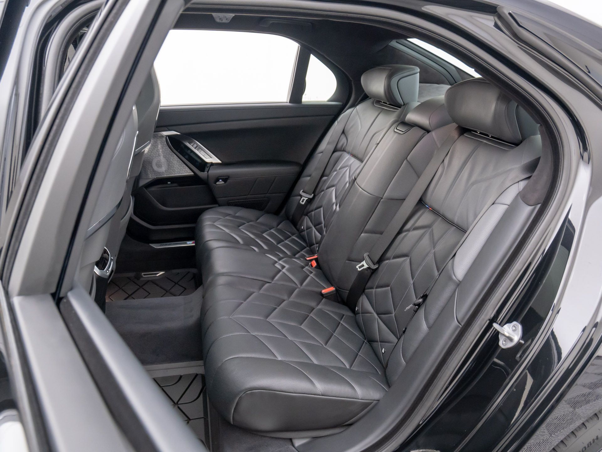 New 2025 Black Sapphire Metallic BMW M70 image 16