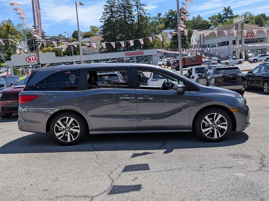 2024 Honda Odyssey Touring photo 3