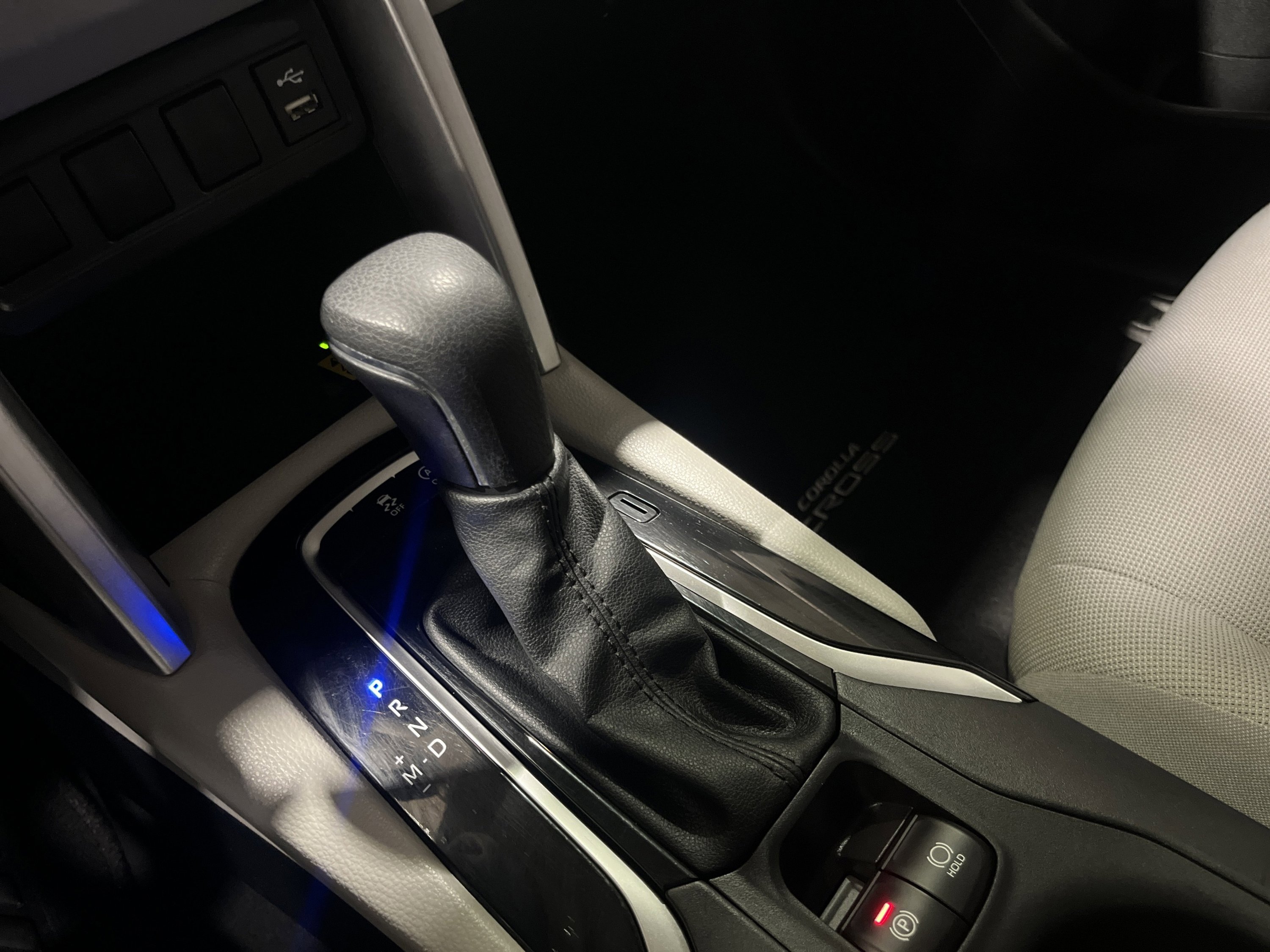 2022 Toyota Corolla Cross LE photo 22