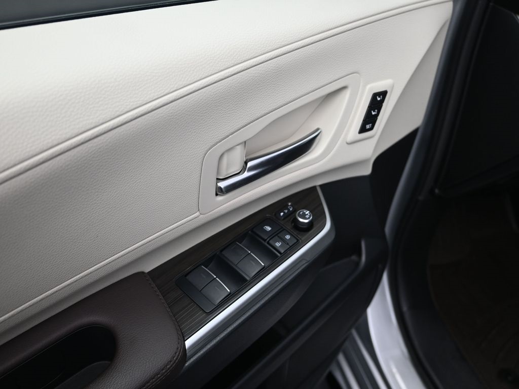 2022 Toyota Sienna Platinum photo 9