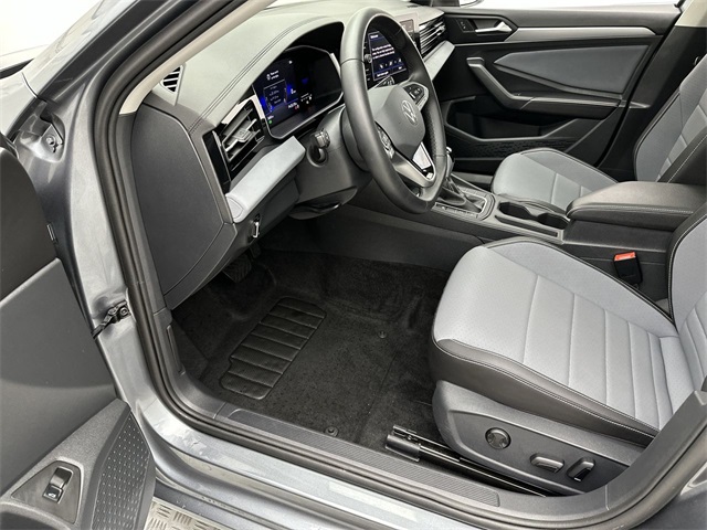 2025 Volkswagen Jetta 1.5T SE photo 3