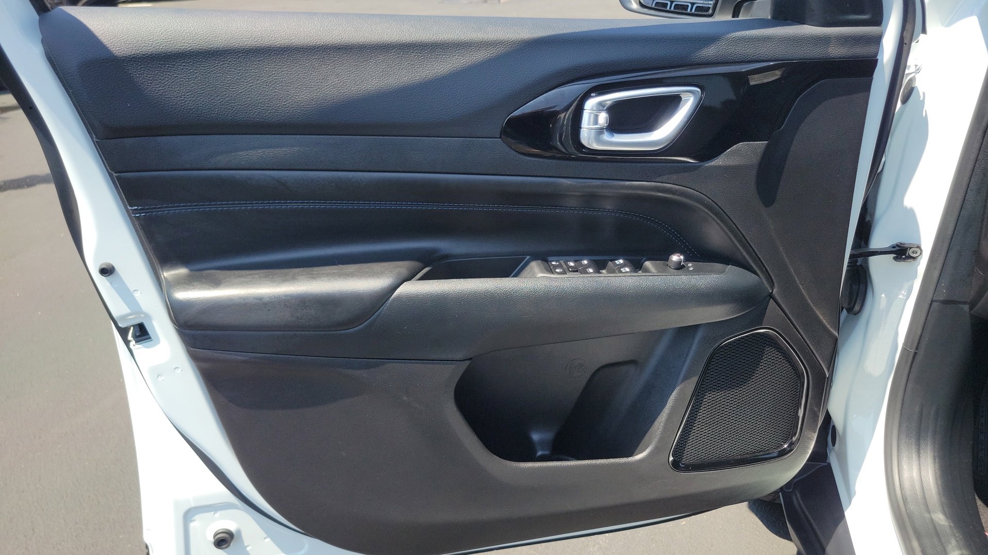 Used 2025 Bright White Clearcoat Jeep Latitude image 14